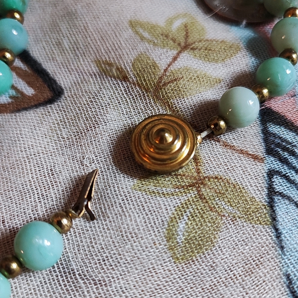 Green Mottled Long Single Strand Plastic Beaded Necklace Vintage Jade Color EUC - Picture 4 of 8